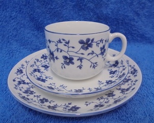 Valkoinen posliininen kahvikuppi, tassi ja pullalautanen, siniset kukat, A174