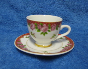 Jalallinen kahvikuppi ja tassi, vaaleanpunaisia ruusuja, A2151