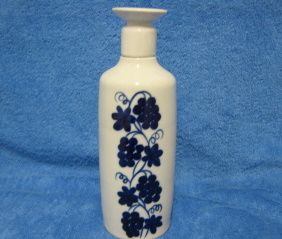 Posliininen pullo korkilla, siniset koristeet,  A878