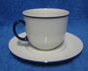 Qualittsporzellan, TCM, sinivalkoinen kahvikuppi ja tassi, A935