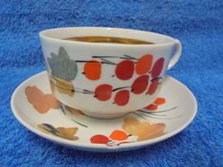 Dulevo, venlinen teekuppi ja lautanen, punaiset marjat/ kulta,  A1756