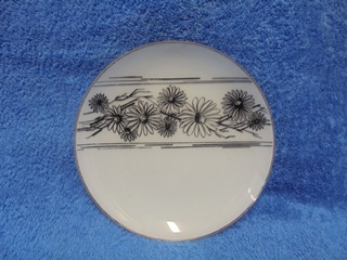Pyre lasilautanen, valkoisella pohjalla mustia kukkia, reunakulta, A309
