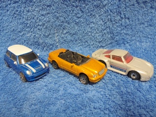 Pikkuauto, sininen- keltainen- harmaa, E553
