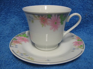 Kahvikuppi ja tassi, vaaleanpunainen kukka, siniset viivat, A2213