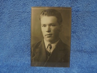 Vanha mustavalkoinen valokuva, nuori mies, S117