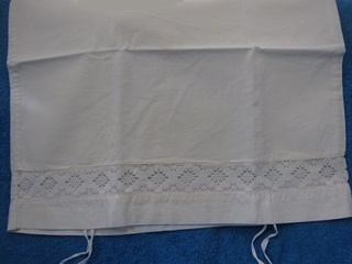 Vanha valkoinen tyynynpllinen, pitsi, kanttinauhat, S902