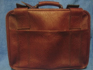 Ruskea pieni keinonahkainen matkalaukku, vintage, V611