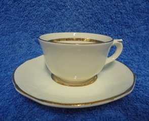 Arabia, valkoinen lasten kahvikuppi ja tassi, kultaraita, koristekuppi, A104