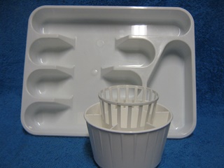 Valkoinen muovi, Plast Team-aterinlokerikko ja Orthex-valutusteline, A1060