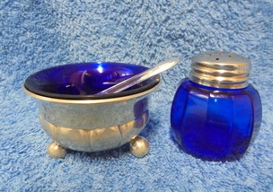 Pienet mausteastiat, koboltin sininen lasi/ metalli/ muovi, A1286