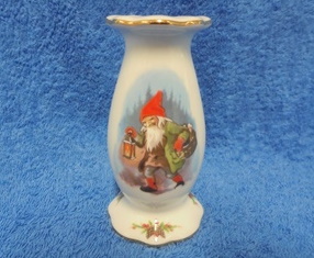 Christineholm Porcelaine, posliininen kynttilnjalka, joulutonttu, A1327