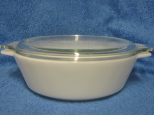 Pyrex, englantilainen valkoinen lasivuoka ja kansi, maitolasi, A1409