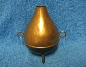 Metallinen pienisuinen korvallinen astia, A1573