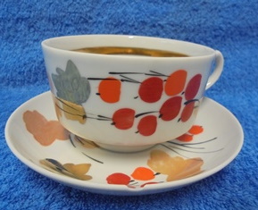 Dulevo, venlinen teekuppi ja lautanen, punaiset marjat/ kulta,  A1756