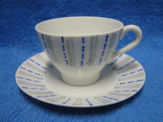 Valkoinen kahvikuppi, sininen/ harmaa koristelu, A1961