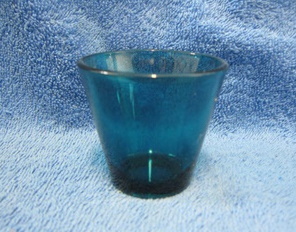 Iittala, sinertvnvihre snapsilasi, Kartio, Kaj Franck, A2002
