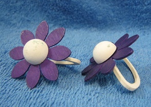 Johan, puiset lautasliina pidikkeet, violetit kukat, A2009