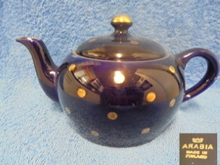 Arabia, koboltinsininen teekannu, pienet Kultakukka-koristeet, A2058