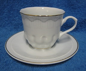 Valkoinen koristeellinen kahvikuppi ja tassi, kultaus, A2210