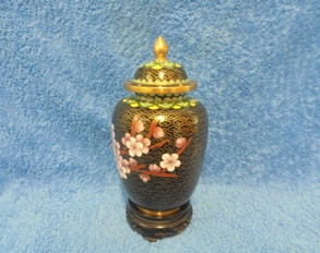 Cloisonne, pieni kannellinen ruukku jalustalla, A2228