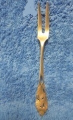 Hopeinen leikkelehaarukka, K�py, A231