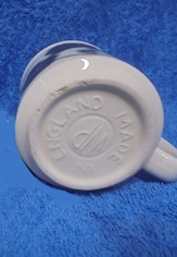 WP, posliininen muki vaalealla pohjalla vihre�t koristeet, vintage, A333