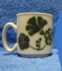 WP, posliininen muki vaalealla pohjalla vihre�t koristeet, vintage, A333