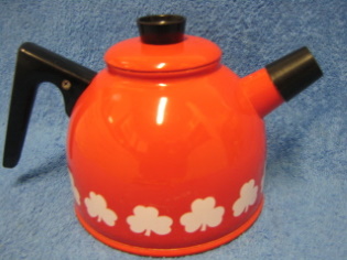 Punainen vesipannu, teflonsisus, valkoinen apila, 1.5L, A902