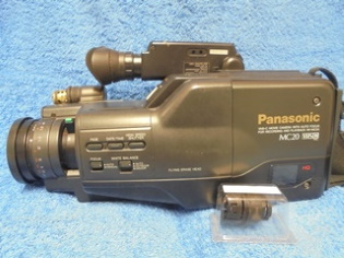Panasonic MC20 vanha videokamera, laukku ja ohjekirja, B42