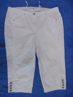 Naisten valkoiset Capri-housut, V409