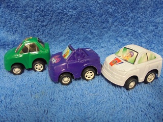 Muoviset pienet autot, vihre- violetti- valkoinen, E579