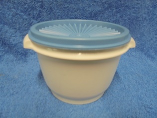Tupperware, valkoinen pieni kulho, sininen aurinkokansi, A495