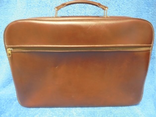 Pieni keinonahkainen ruskea "matkalaukku", V812