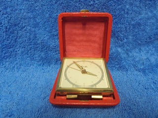 Mauthe, pieni kello punaisessa kotelossa, vintage, S1042