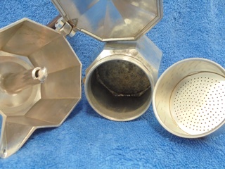 Alumiininen Brazil-espressokeitin, bakeliittinen ripa ja nuppi, vintage, A1251