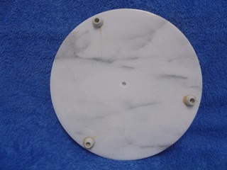 Marmorinen pyre alusta, pienet muovijalat, S217