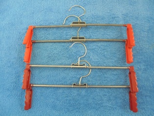 Jouselliset vaateripustimet, housu-/ hamehenkarit, 4kpl, S652