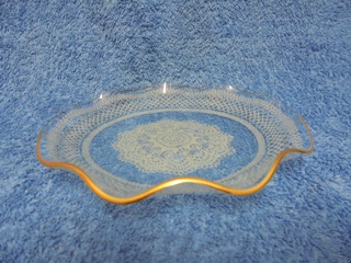Chance Glass,  lasinen tarjoilulautanen, pitsikuvio/ kultareunus, A1235
