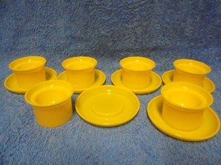Keltaiset muoviset munakupit 6kpl, kaksiosainen, A188
