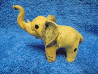 Murskatuista osterin kuorista tehty norsu, E251