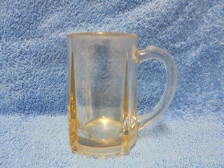 Vanha lasinen tummahko oluttuoppi, kolpakko, A422