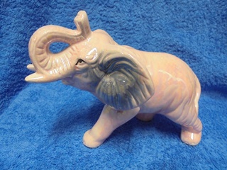 Vaaleanpunainen posliininen norsu, helmiisvri, E233
