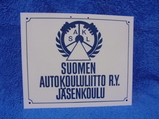 SAKL, Suomen Autokoulu ry Jäsenkoulu- muovinen vanha kyltti, R836