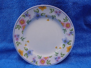 Pavilion Porcelain Collection, lautanen, valkoisella pohjalla kukkia, A2648