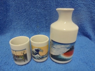 Sake-setti, pieni kannu ja kaksi pient mukia, japanilaiset kuvat, A2053