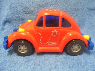 Volkswagen Beetle, punainen muoviauto, kupla, lelu, E303