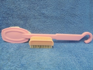 Pinkit, muovinen selnpesuharja ja kynsiharja, V430