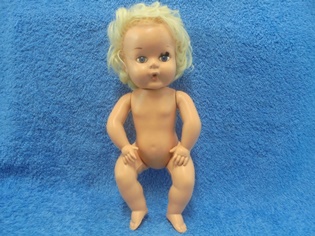 Dollytex, vanha vaaleahiuksinen nukke; E319