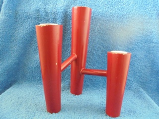 Punainen puinen kolmenkynttiln kynttelikk, A2212