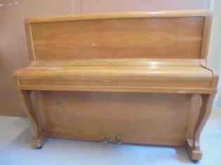 Schug Shne, vanha lakattu piano, soitto/koriste/rekvisiitta, B623